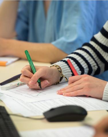 Photographie gros plan d'une prise de notes pendant un cours