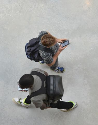 Deux étudiants marchant dans le Forum du Campus Agro Paris-Saclay
